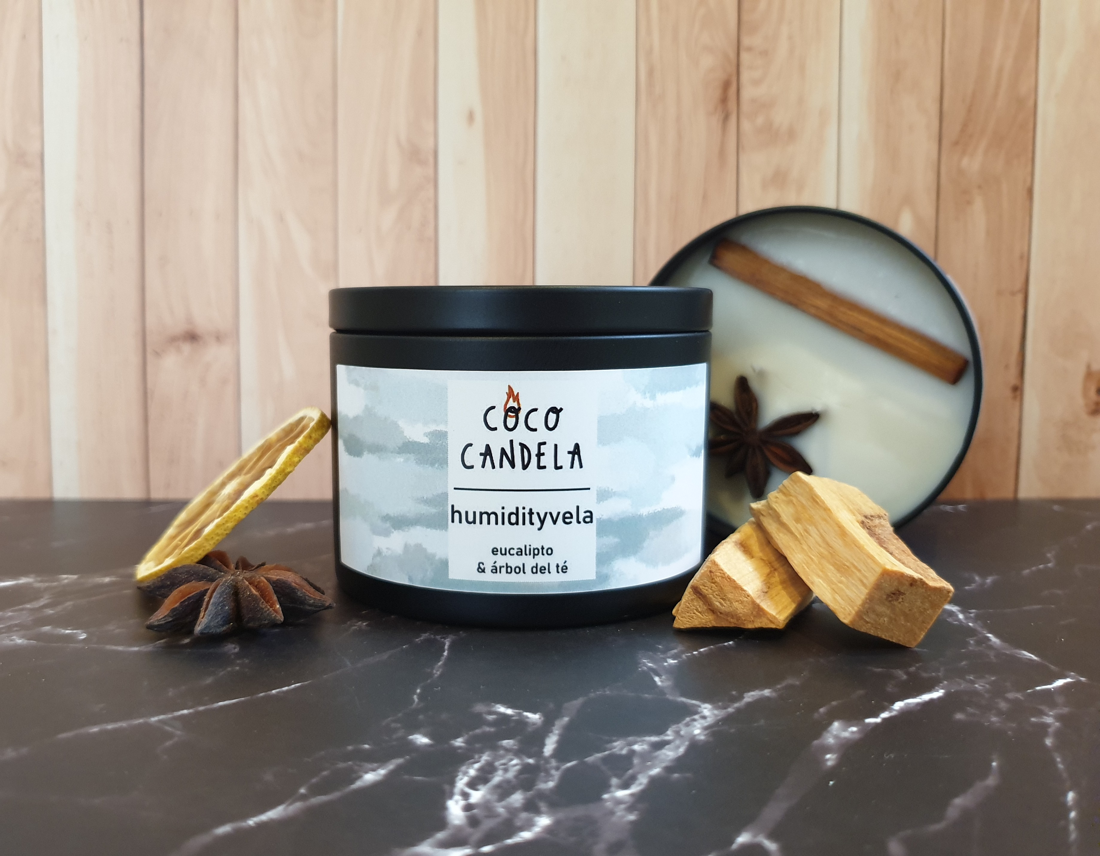 Ingredientes botánicos frescos sobre una superficie de madera, simbolizando la pura esencia de los productos Coco Candela